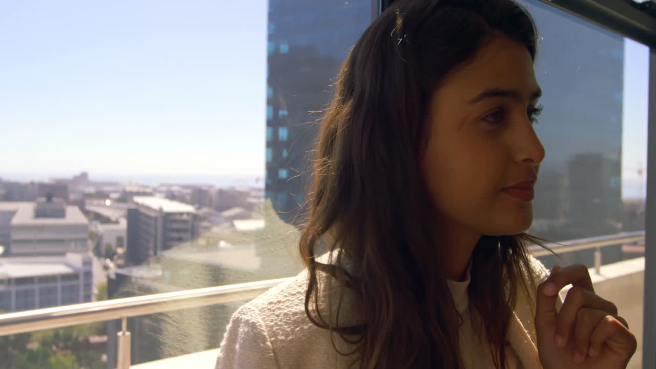 mujer ejecutiva relajándose en la oficina 4k