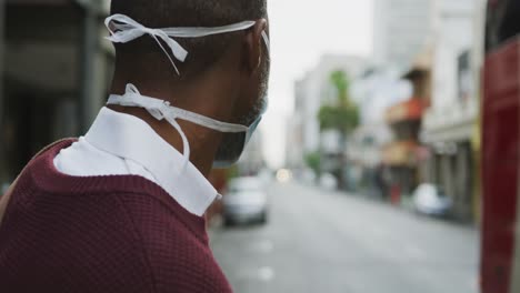 Afroamerikanischer-Mann-Unterwegs-Mit-Coronavirus-Covid19-Maske