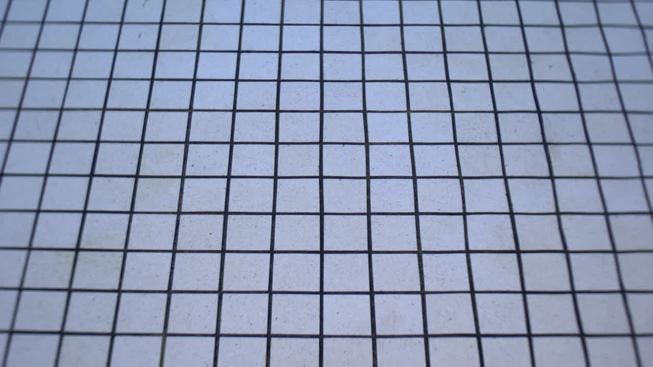 pequeñas ondas en la superficie de la piscina de agua