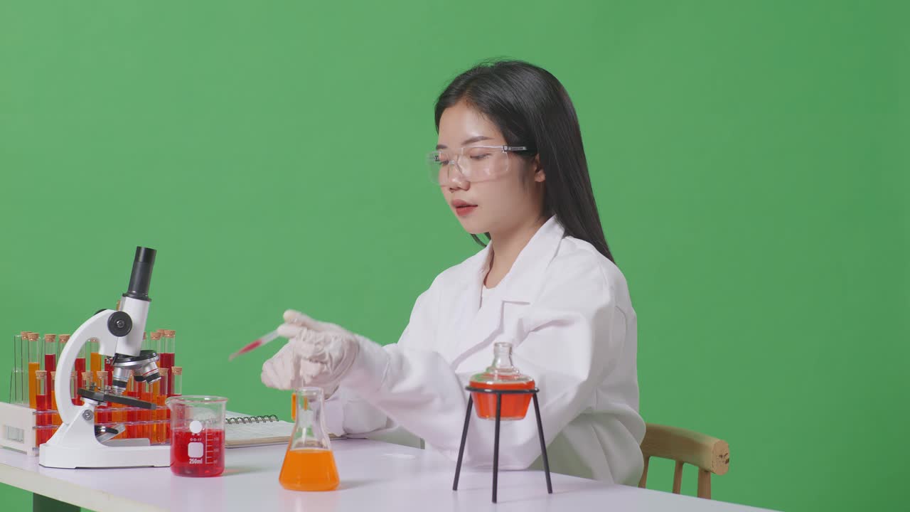 실험실에서 실험을 하는 과학자