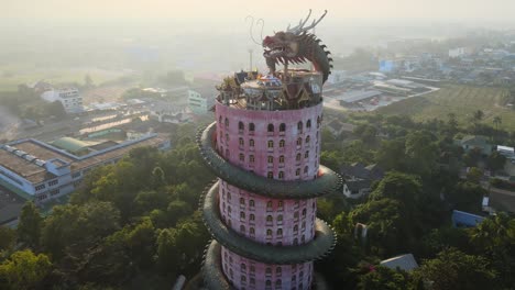 Panorámico-De-4k-De-Ancho-Hacia-Adelante-Hasta-El-Templo-De-Wat-Samphran-Al-Amanecer