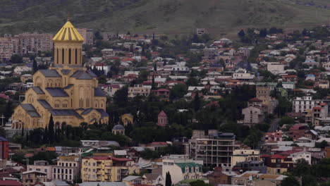 Vista-Panorámica-De-La-Catedral-De-La-Santísima-Trinidad-Tsminda-Sameba-En-Tbilisi,-Georgia