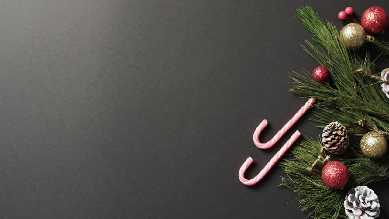 video de bolas y cañas de caramelo decoraciones de navidad con espacio de copia en fondo negro