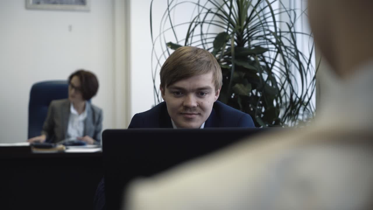 деловые люди в офисе