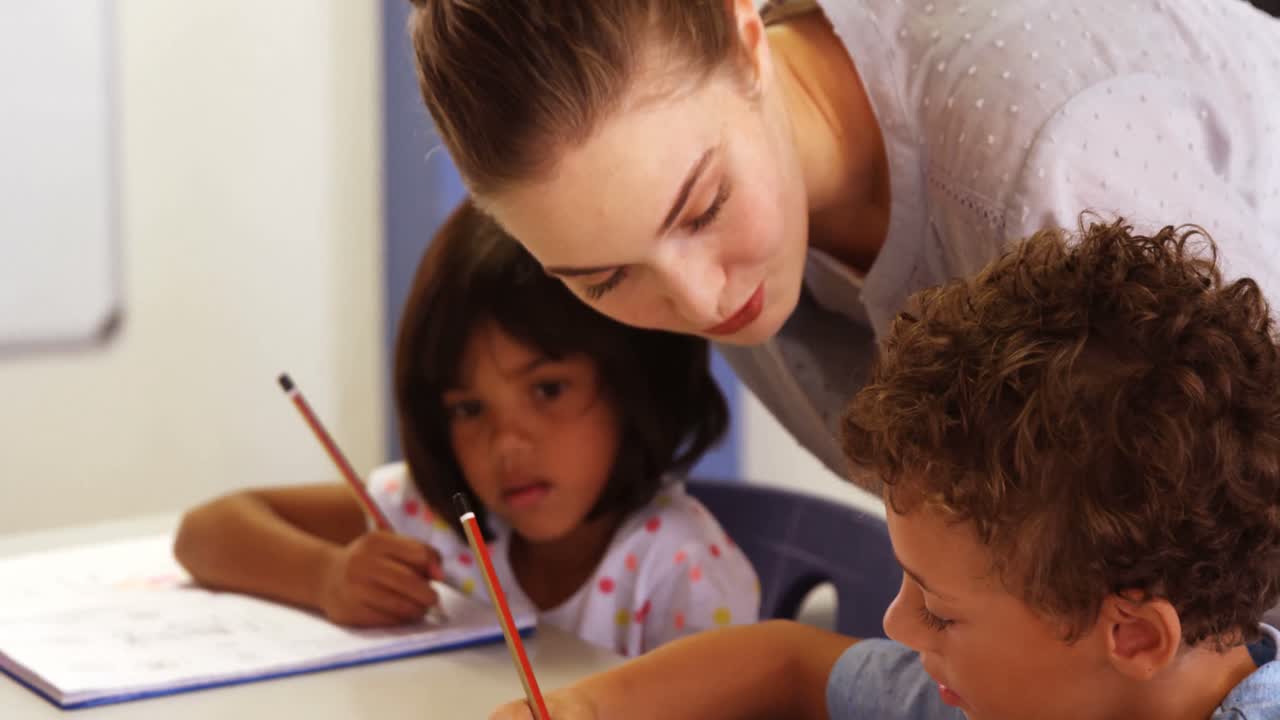 maestra segura de sí misma enseñando a los niños