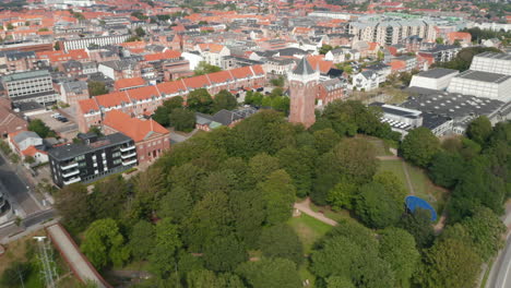 Vuelo-Hacia-Adelante-Sobre-La-Ciudad-De-Esbjerg,-Dinamarca-Vista-De-Drones-Que-Revela-La-Torre-De-Agua-De-Esbjerg,-Un-Icónico-Monumento-Histórico-De-La-Torre-De-Agua-En-La-Cima-De-Un-Acantilado