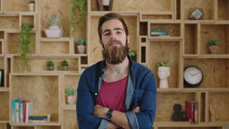 retrato de un apuesto joven hombre de negocios hipster con una hermosa barba brazos cruzados con aspecto confiado empresario ambicioso