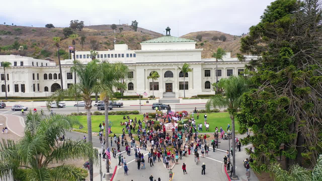 toma aérea de la protesta de los indios americanos chumash contra la estatua del padre junipero serra frente al ayuntamiento ventura california 1