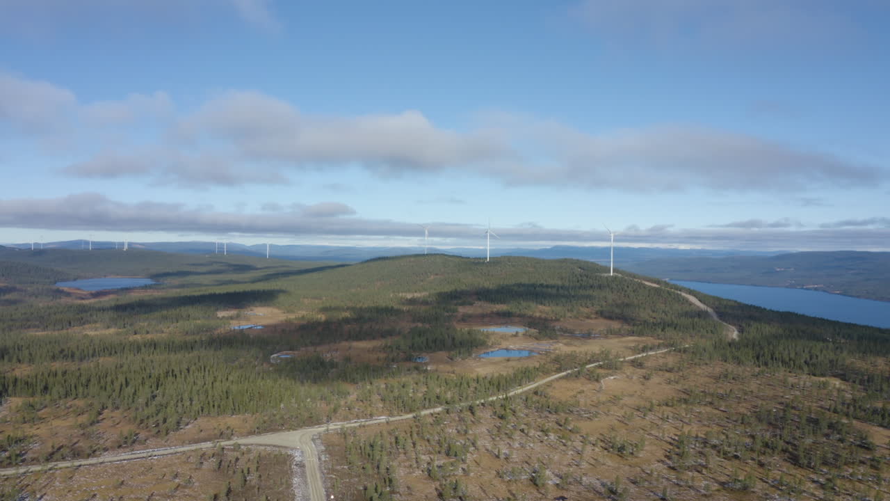 노르웨이 오센의 아름답고 평화로운 풍경, 풍차, 호수, 푸른 하늘, 구름을 배경으로 - 공중 촬영