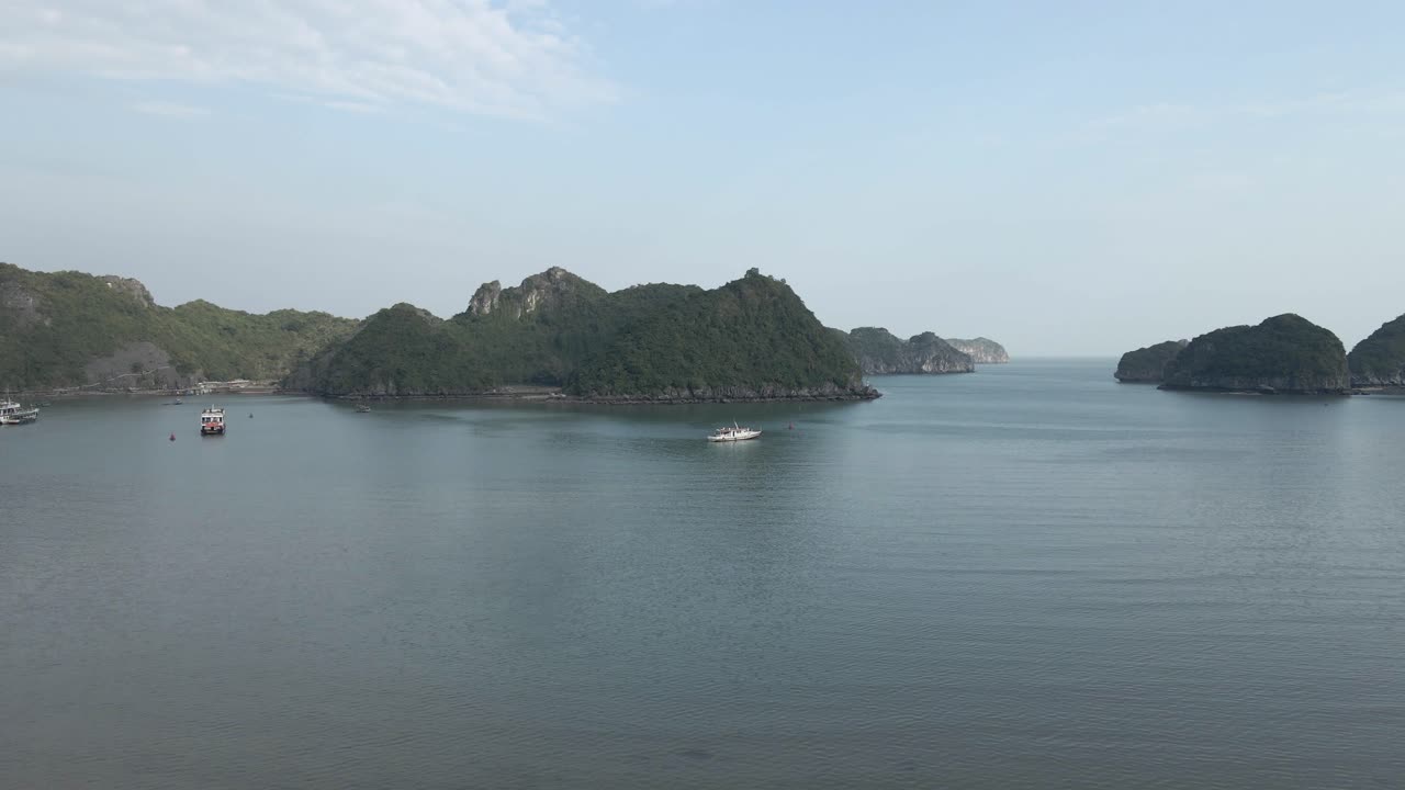 하롱 베이에 정박한 대형 관광 보트로 가는 낮은 공중 해변 비행