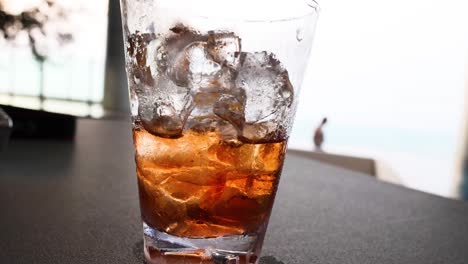haciendo un aperol spritz en la playa