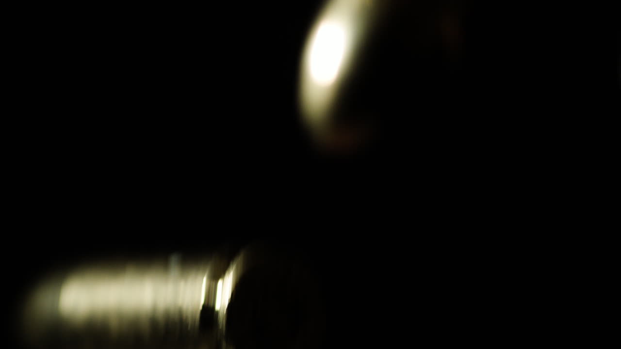 9мм парабелловые патроны падают на черный фон