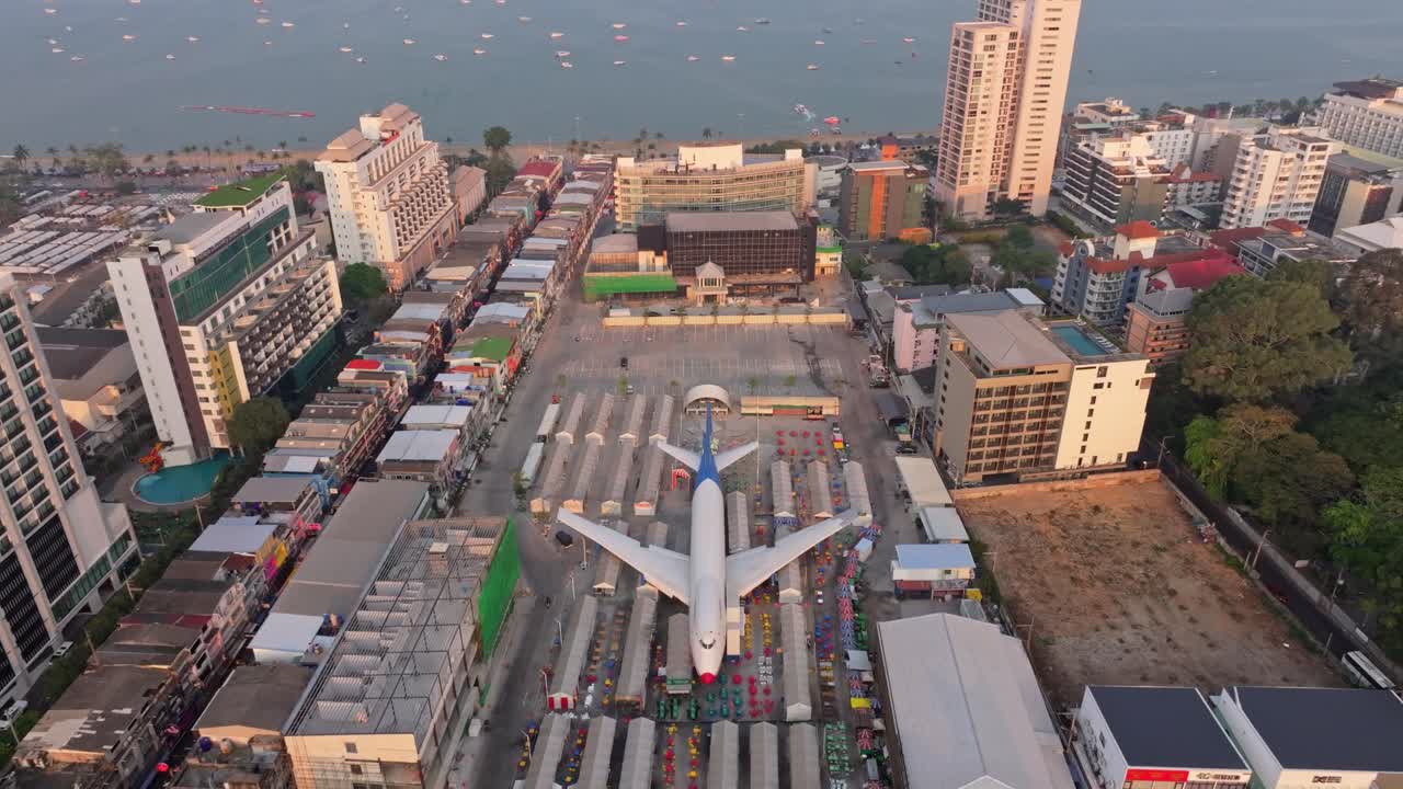 Luce mattutina sulla città di Pattaya, sugli hotel sulla spiaggia e su un aereo a terra, Thailandia