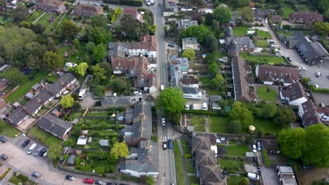 Video-Aéreo-Siguiendo-Un-Camino-A-Través-De-Un-Pueblo-En-Kent,-Reino-Unido