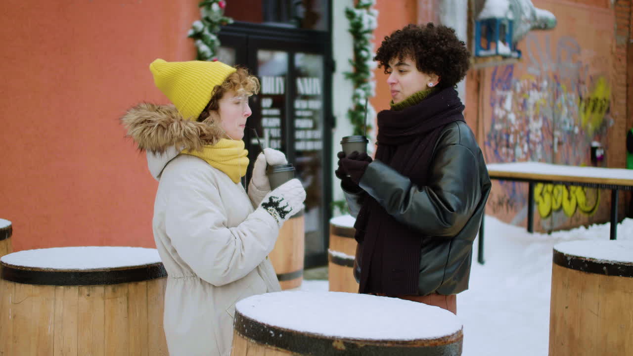 подруги проводят время вместе