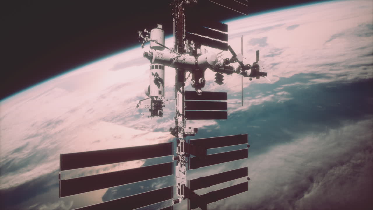 La Stazione Spaziale Internazionale ruota i pannelli solari nello spazio.