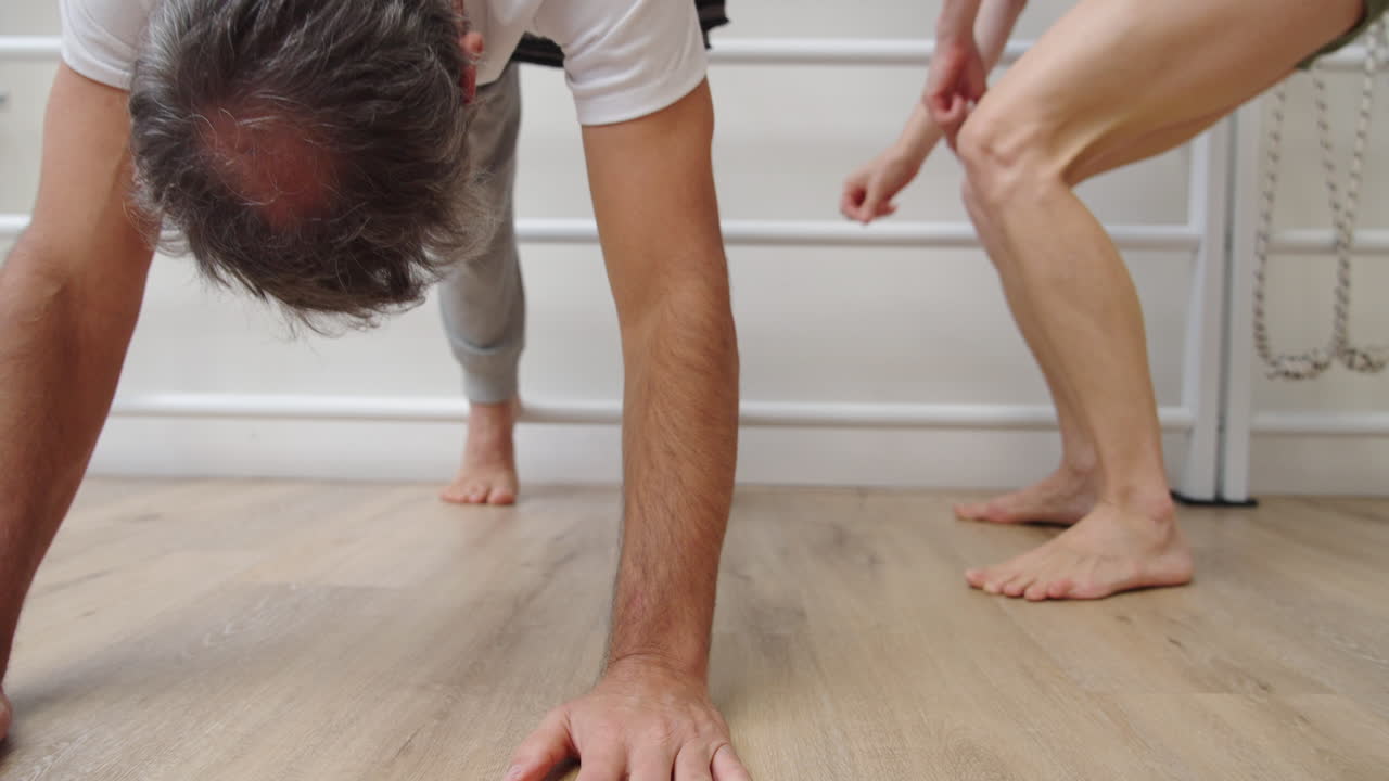 Pessoas Praticando Ioga e Terapia Podal em um Estúdio