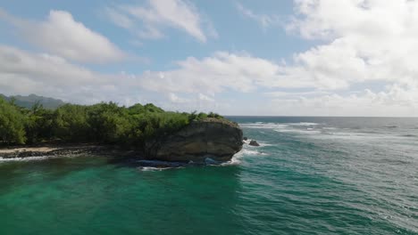 Slow-orbiting-shot-of-Cliff-face-at-Shipwreck-Beach,-Hawaii