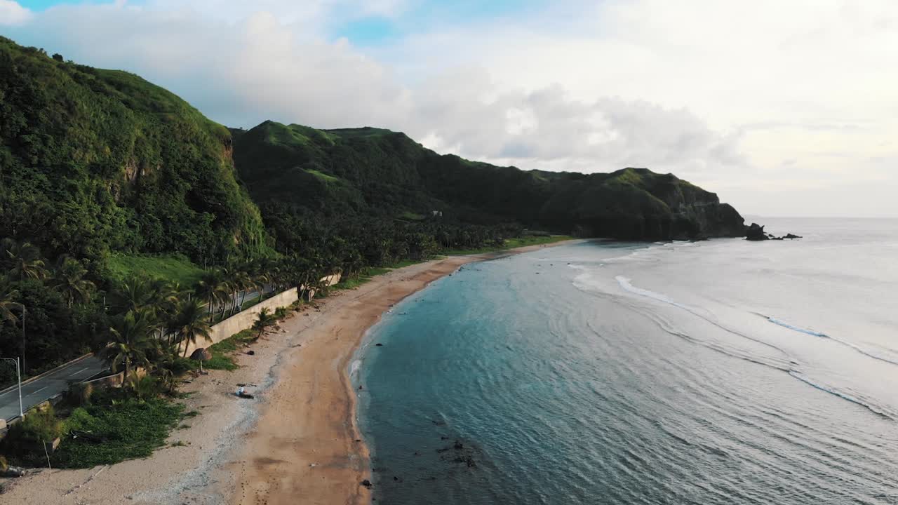 필리핀 바타네스의 긴 해변 해안 위로 떠오르는