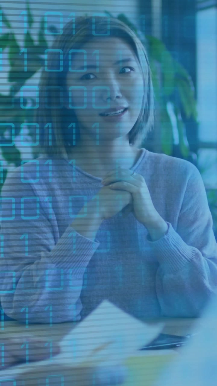 Video verticale: Donna in ufficio che porge un foglio, avviando una sovrimpressione tecnologica blu mentre esamina un rapporto.