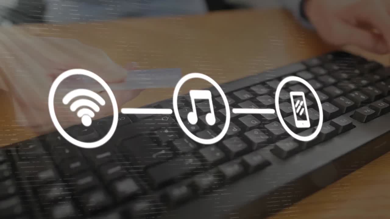 red de iconos de conexión contra la persona que posee una tarjeta de crédito escribiendo en el teclado de la computadora