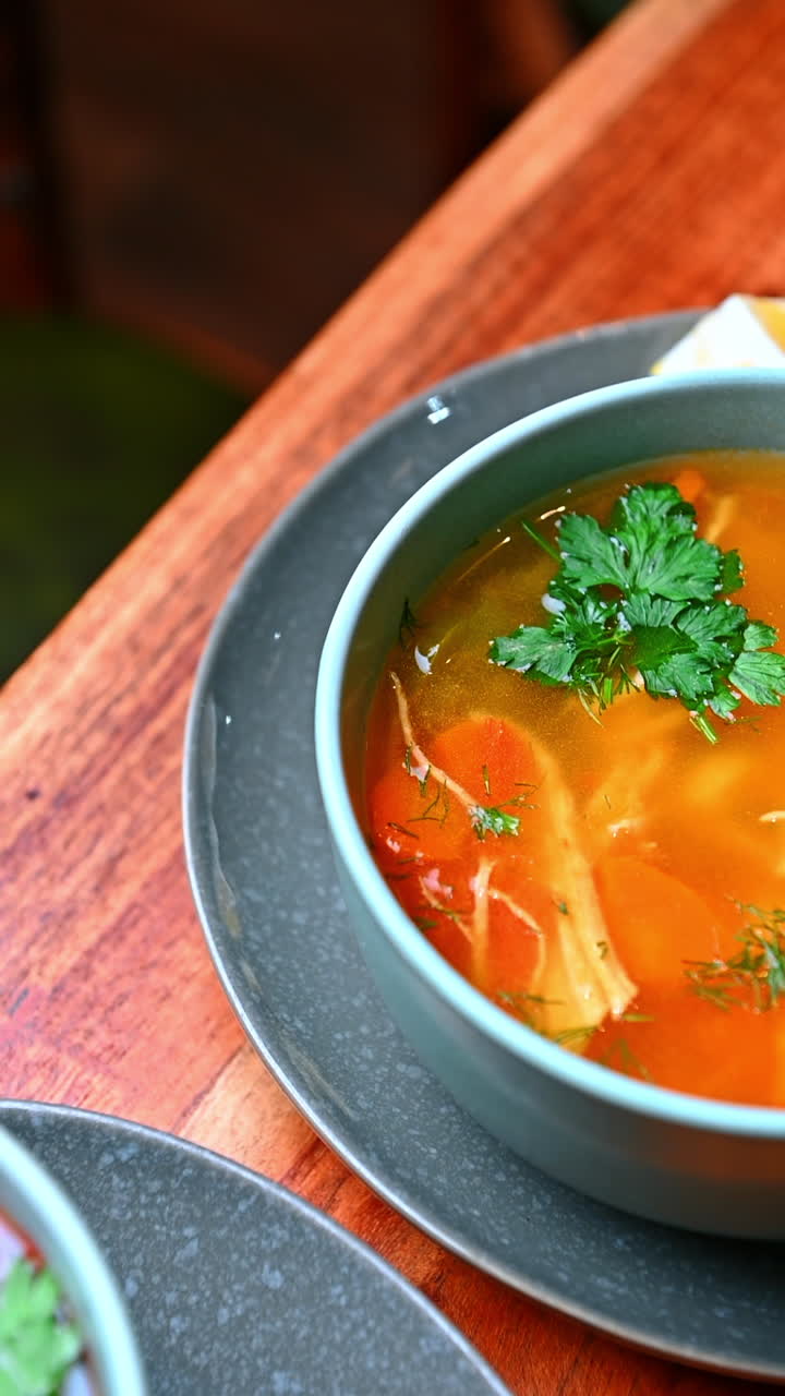 Sopa de pollo con hierbas. Sopa de pollo caliente con verduras y hierbas en un cuenco de cerámica.