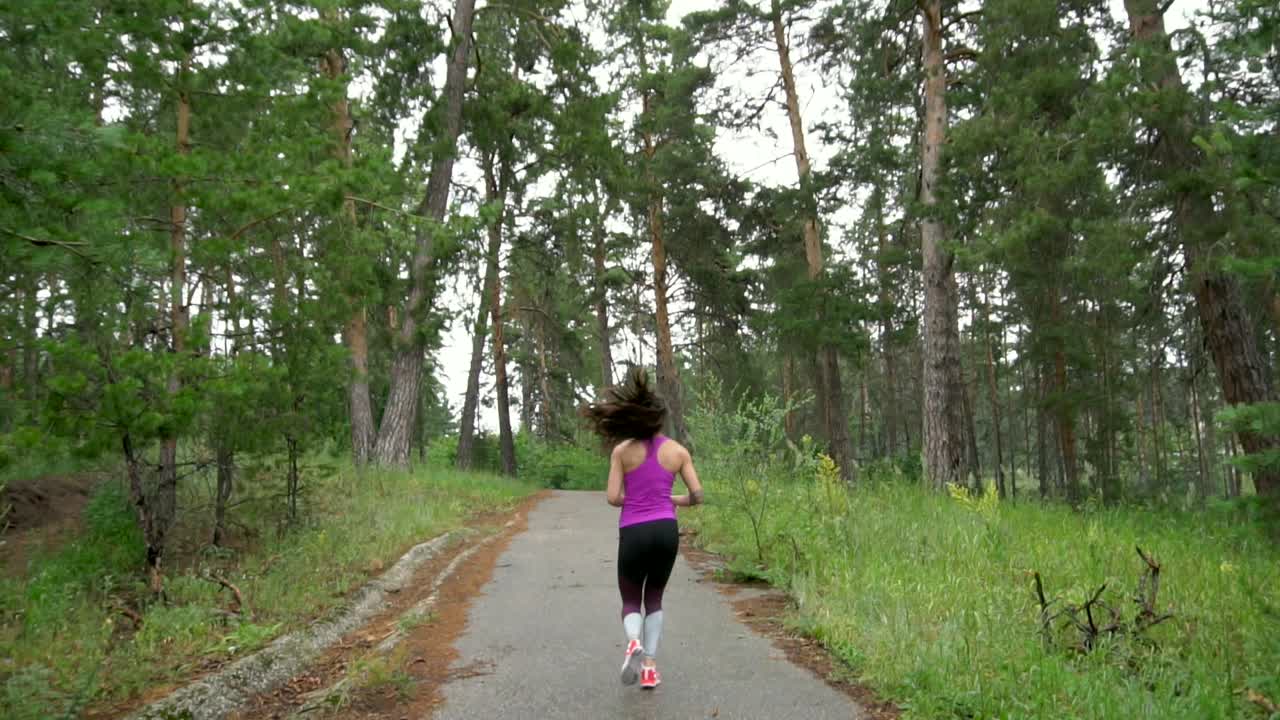 mujer corriendo en un bosque
