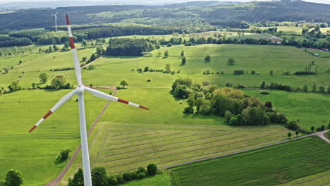 Drohnenflug-über-Einer-Windkraftanlage-In-Deutschland