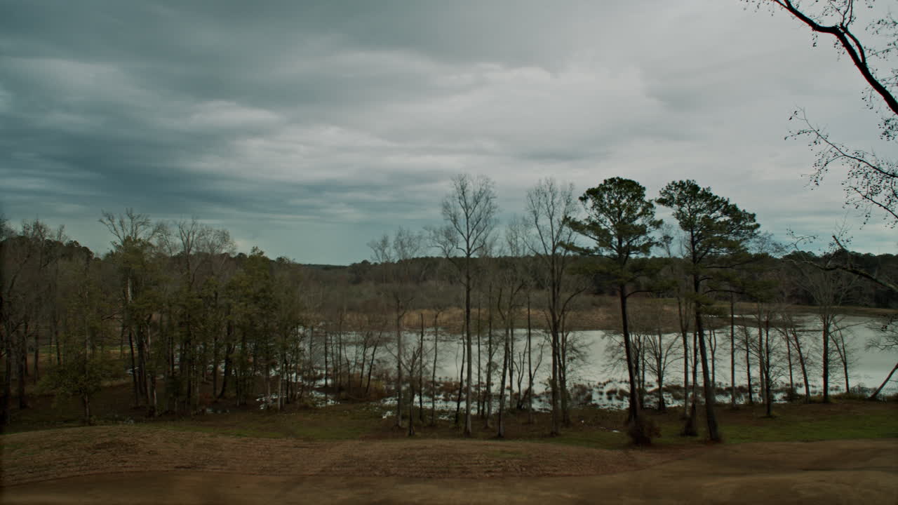 nubes de tormenta ruedan sobre el césped de un campo de golf en un triste día de invierno
