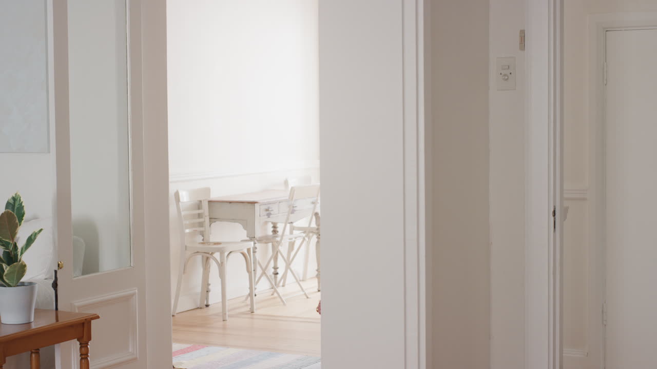mujer divertida bailando en casa celebrando con movimientos de baile tontos disfrutando de la libertad divirtiéndose locamente el fin de semana 4k