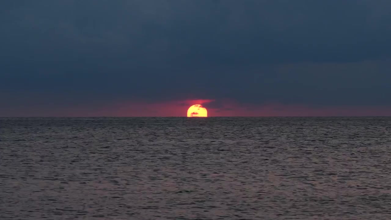 Time-lapse af solnedgang over horisonten. Romantisk solnedgang ved havet