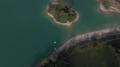 Luftaufnahme-Aus-Der-Vogelperspektive:-Drohnenaufnahme-Auf-Dem-Tenno-See,-Trentino,-Norditalien