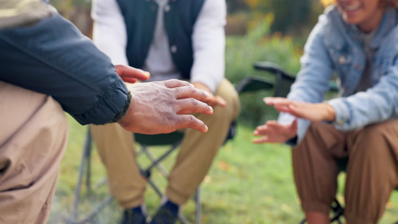 캠핑, 휴식 및 친구의 손으로 불