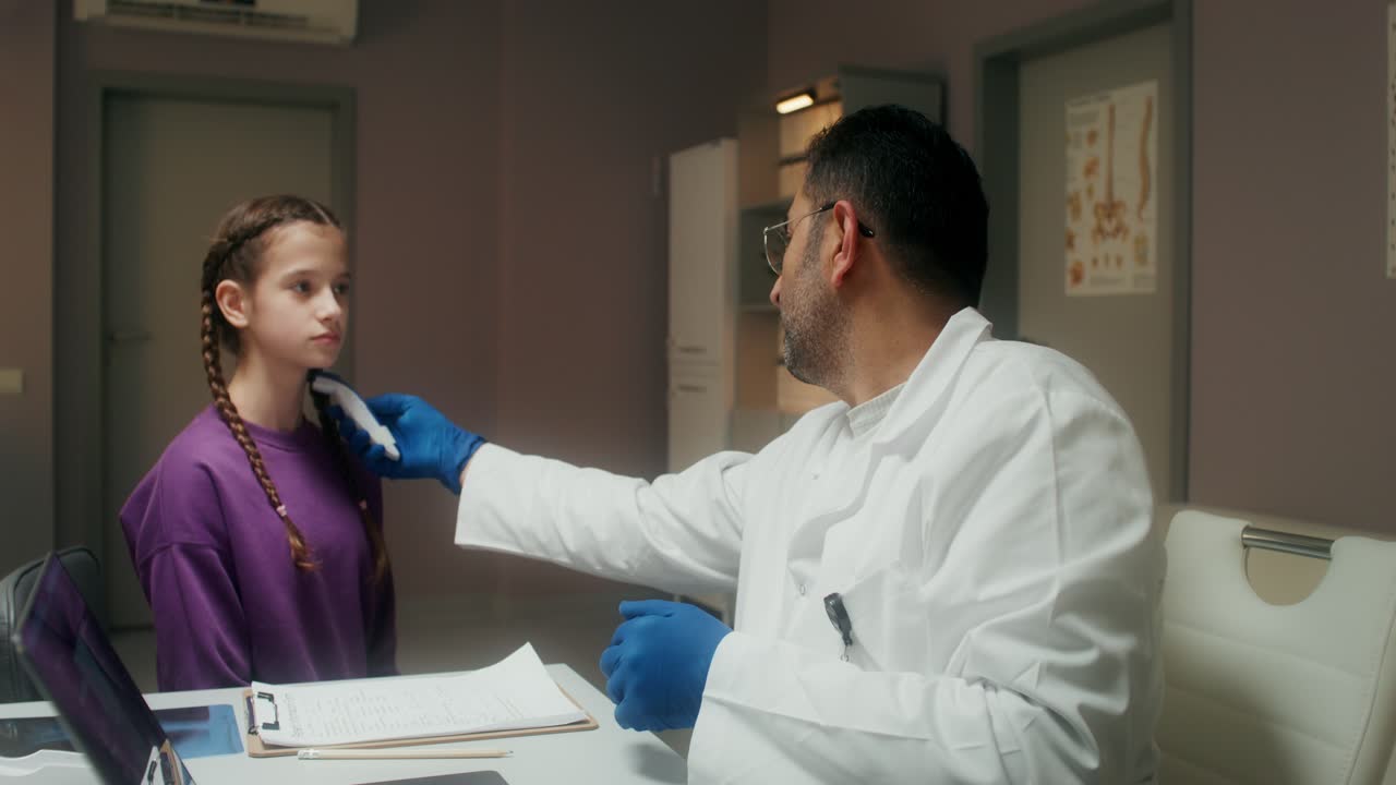 médico examinando a un paciente joven
