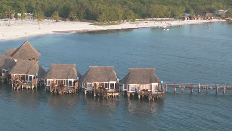 Luftaufnahme-Umkreist-Luxuriöses-Strohgedecktes-Kae-Funk-Chalets-Strandresort-Im-Indischen-Ozean-In-Sansibar-Chwaka-Bay