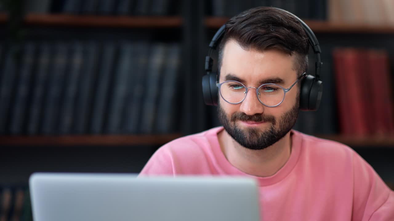 hombre latino con auriculares hablando en línea llamada de video remotamente conferencia educación a distancia uso portátil
