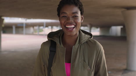Porträt-Einer-Selbstbewussten-Afroamerikanischen-Studentin,-Die-Lächelt-Und-Lacht,-Städtischer-Hintergrund