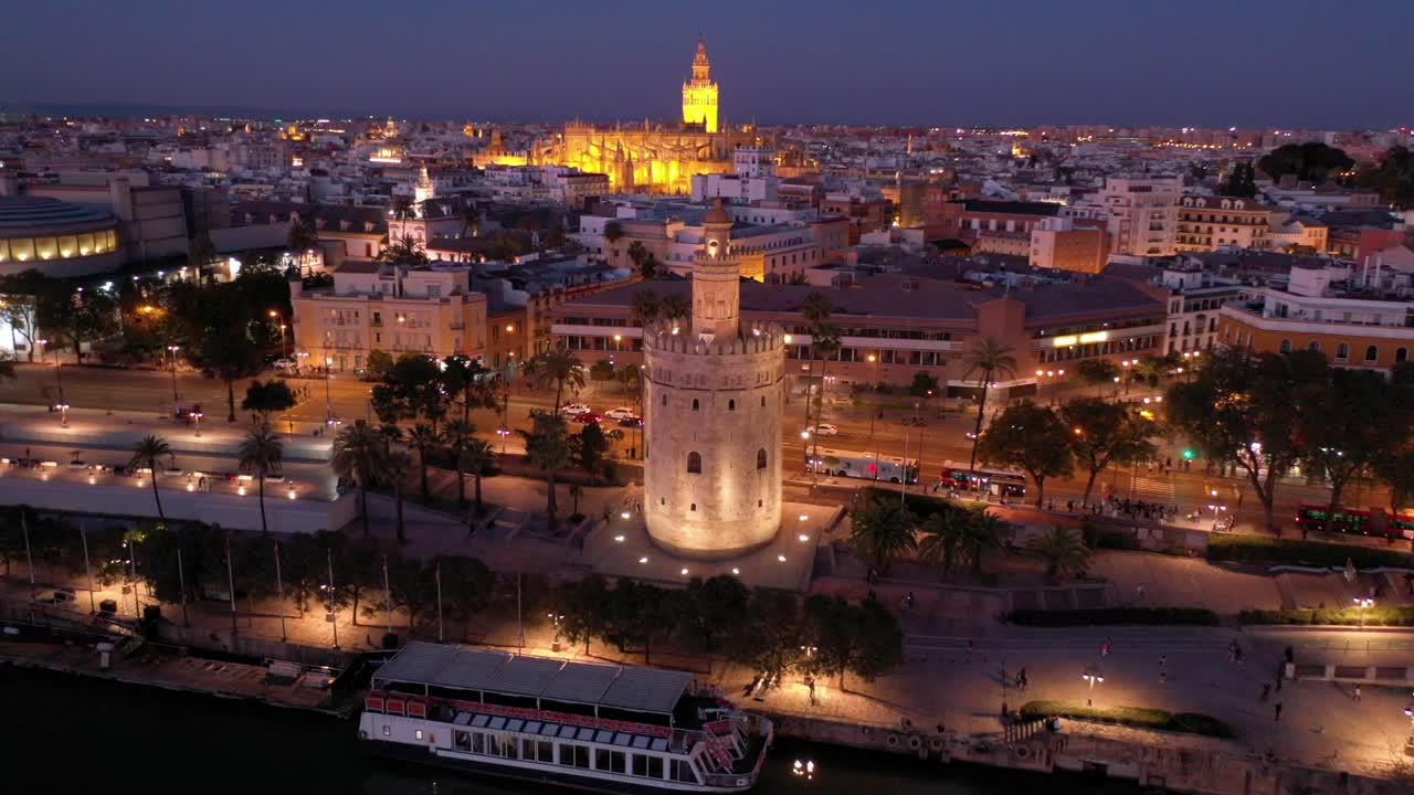vista orbital nocturna de la torre del oro o la torre de vigilancia de la torre dorada en sevilla españa