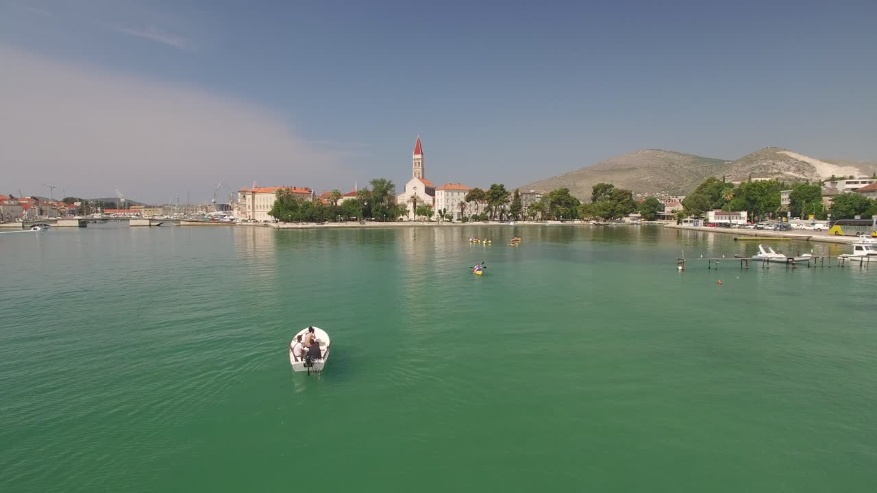 la empresa está haciendo kayak