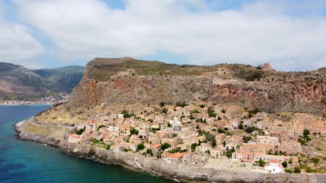 Casas-De-Pueblo-De-Monemvasia-En-El-Municipio-De-Laconia,-Grecia,-Ubicadas-En-Una-Isla-Atada-Frente-A-La-Costa-Este-Del-Peloponeso,-Vista-Aérea