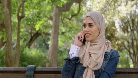 Frau-Im-Hijab,-Die-Mit-Dem-Mobiltelefon-4k-Spricht