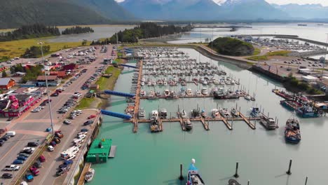 Video-De-Drones-De-4k-De-Barcos-De-Pesca-En-El-Puerto-De-Valdez-En-Valdez,-Alaska-Durante-El-Día-Soleado-De-Verano