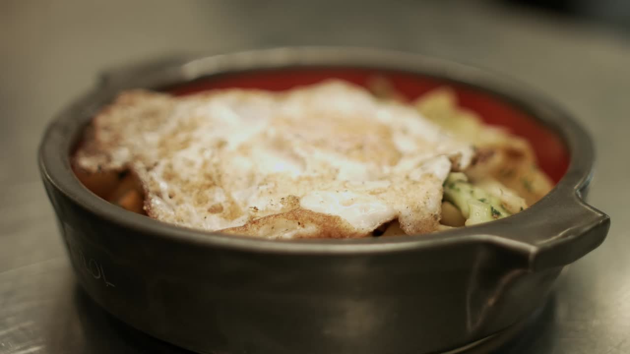 튀긴 계란과 신선한 토마토를 곁들인 오스트리아 그뢰슬을 곁들인 접시를 닫습니다