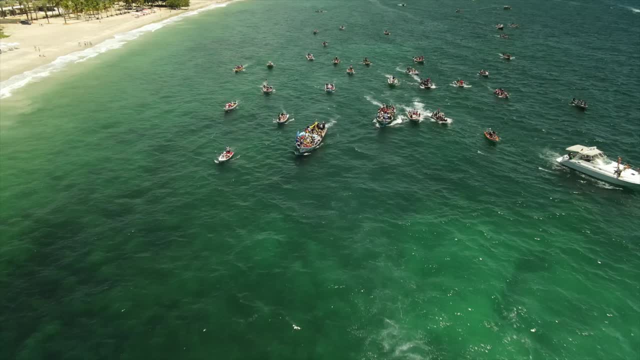 베네수엘라 마가리타 섬의 파타르에서 성모 마리아를 위한 배 행렬의 공중 촬영