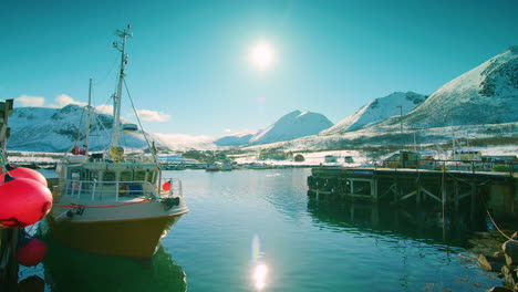 impresionante foto de un barco de pesca en el puerto de tromvik, norte de noruega