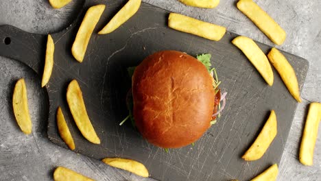 composición de hamburguesa con papas fritas
