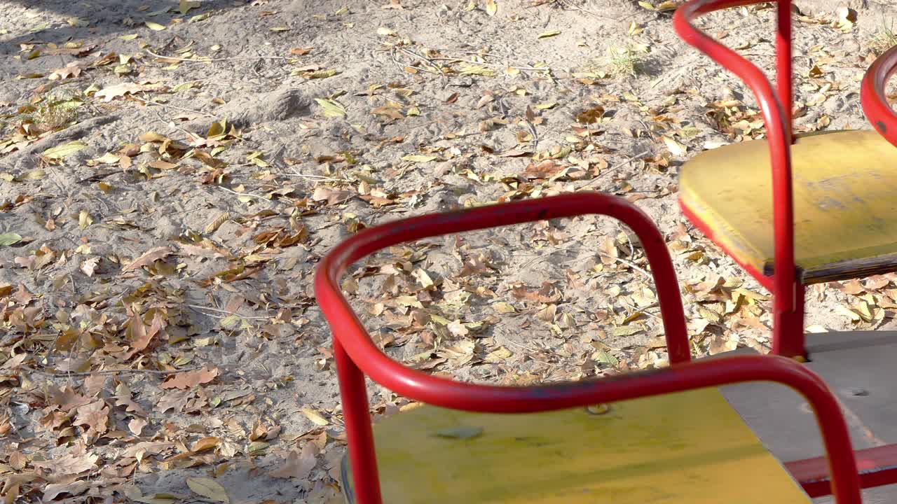 carrusel infantil girando en el patio de recreo