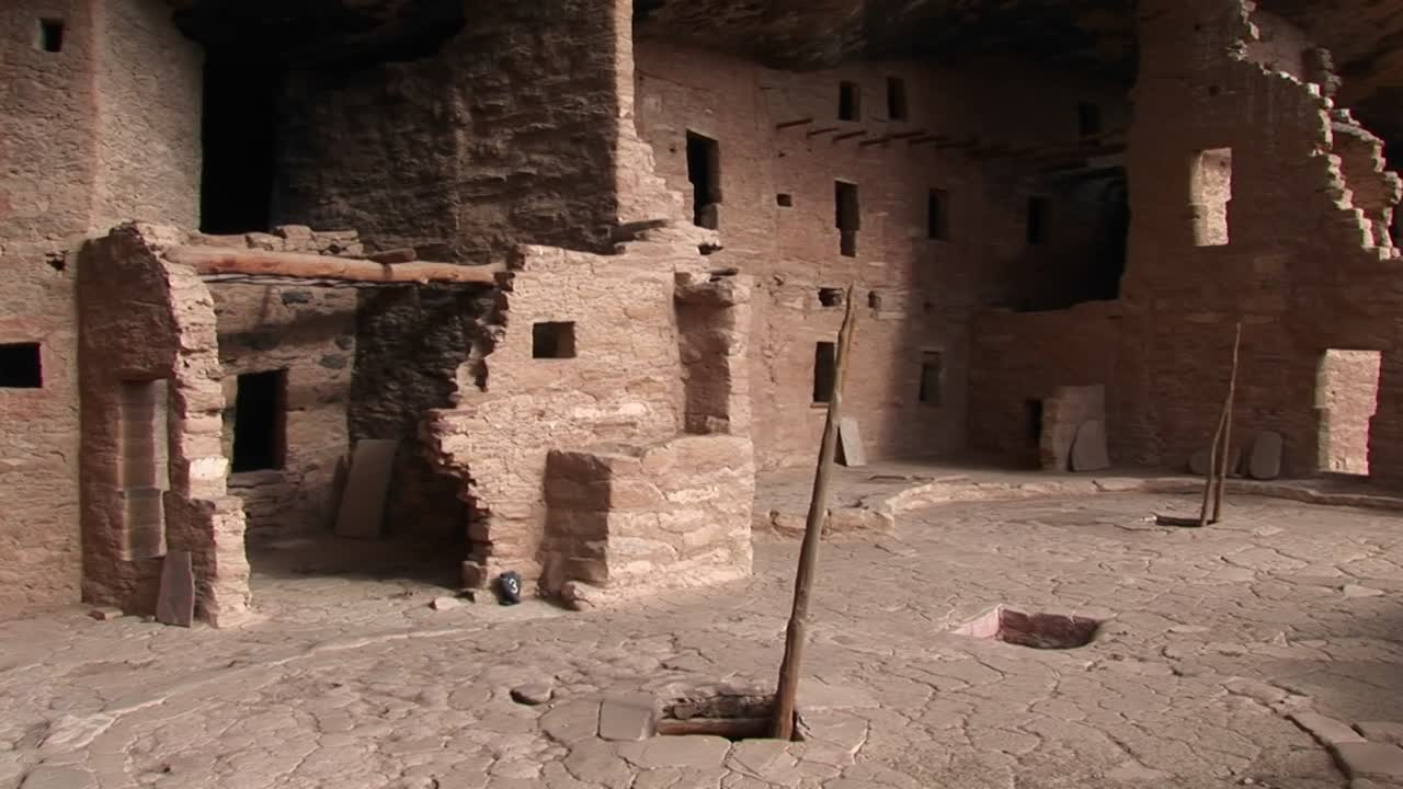 plano medio de las ruinas de las viviendas de los acantilados de los nativos americanos en el parque nacional mesa verde 1