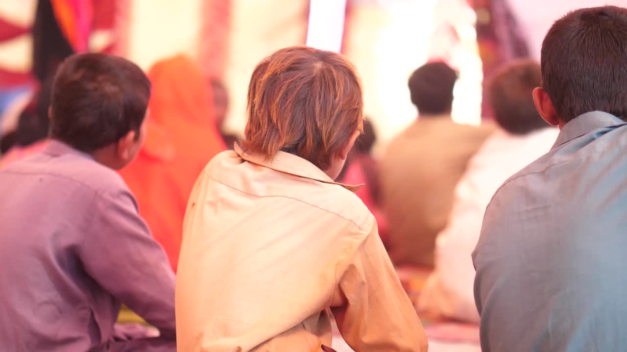 앉아있는 수많은 아이들의 뒷모습