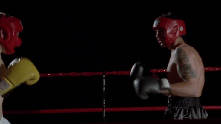Due pugili combattono su un ring di pugilato